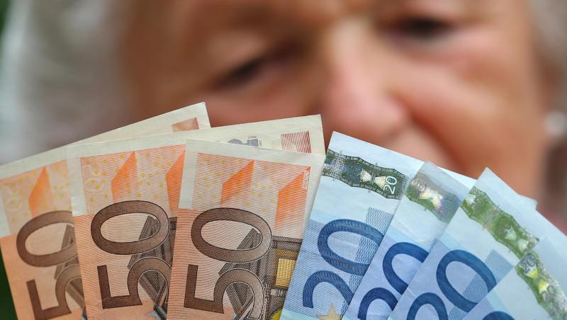 Eine Rentnerin mit Euroscheinen in ihren Händen. Foto: Karl-Josef Hildenbrand/dpa/Symbolbild Eine Rentnerin mit Euroscheinen in ihren Händen. Foto: Karl-Josef Hildenbrand/dpa/Symbolbild
