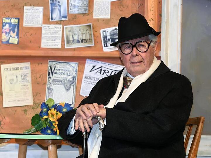 Der Schauspieler Peter Weck sitzt bei der Fotoprobe &bdquo;Sonny Boys&ldquo; auf der Bühne. Foto: Felix Hörhager/dpa/Archivbild