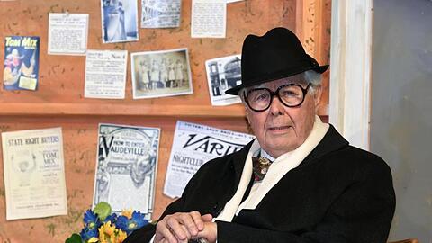 Der Schauspieler Peter Weck sitzt bei der Fotoprobe &bdquo;Sonny Boys&ldquo; auf der Bühne. Foto: Felix Hörhager/dpa/Archivbild
