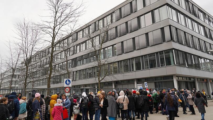 Vor dem Amt für Wohnen und Migration in der Werinherstraße warten Flüchtlinge aus der Ukraine in langen Schlangen.