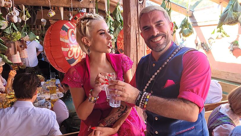 Kein Alkohol! Verena Kerth und Marc Terenzi greifen auf dem Oktoberfest am ersten Tag lieber zum Wasser.