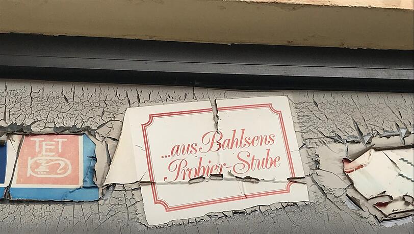 "...aus Bahlsens Probier-Stube" – noch klebt die alte Kekswerbung, ziemlich angebröselt, im Schaufenster. "...aus Bahlsens Probier-Stube" – noch klebt die alte Kekswerbung, ziemlich angebröselt, im Schaufenster.