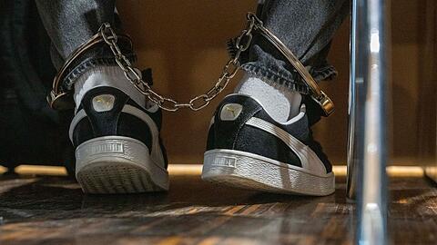 Vier der Angeklagten sollen ein schwules Paar zusammengeschlagen haben. (Archivbild)