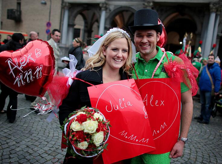 Kölle Alaaf! Bunte Clowns, Superman auf dem Weg zum Feiern, barocke Hochzeitsoufits. Köln steht heute Kopf! Sogar die Hunde werden hier verkleidet!