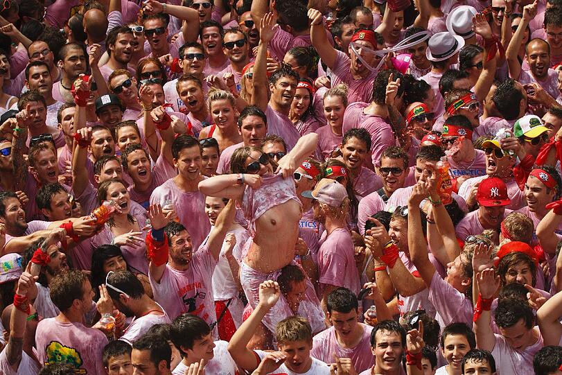Busen, Bullen und Proteste: Das San Fermines Festival in Pamplona gehört ohne Zweifel zu den wildesten und verrücktesten Volksfesten der Welt - sehen Sie hier die besten Bilder.
