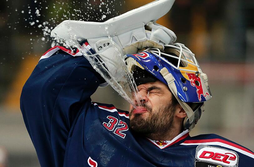 Jochen Reimer, der Nationalkeeper des EHC Red Bull, hat sich noch nicht entschieden, ob er in München bleiben will.