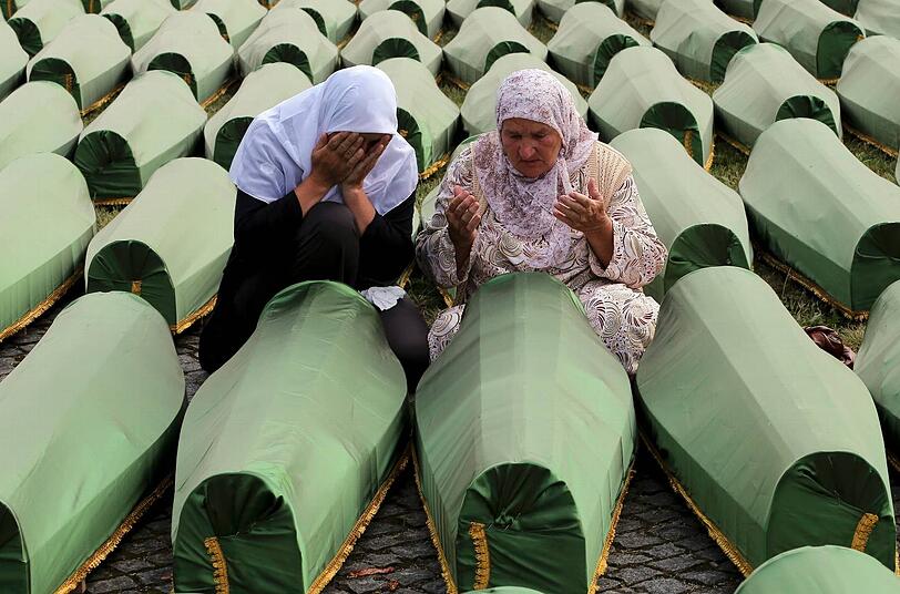 Ja, es war Völkermord: Zwei Frauen in der Gedenkstätte von Srebrenica. Aber reicht es für einen Schuldspruch gegen Belgrad?