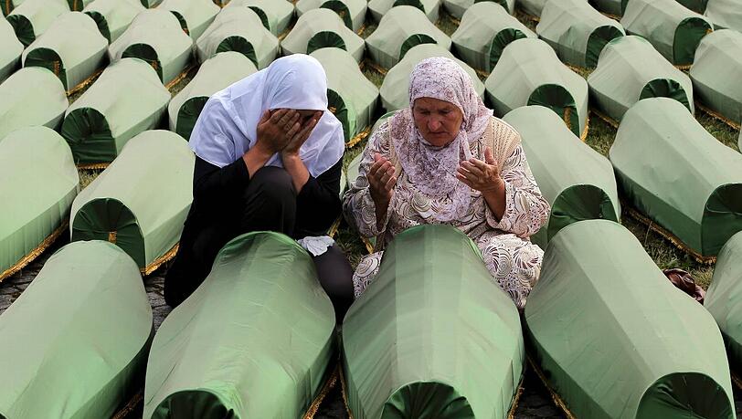 Ja, es war Völkermord: Zwei Frauen in der Gedenkstätte von Srebrenica. Aber reicht es für einen Schuldspruch gegen Belgrad? Ja, es war Völkermord: Zwei Frauen in der Gedenkstätte von Srebrenica. Aber reicht es für einen Schuldspruch gegen Belgrad?