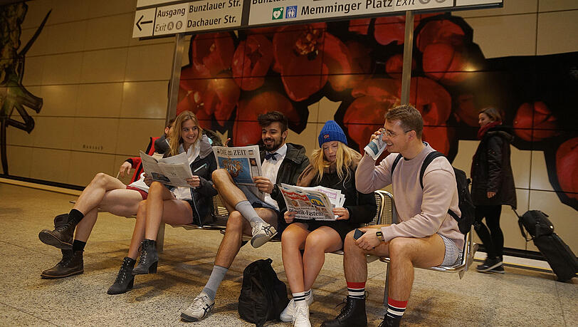 Unten ohne bei kühlen Temperaturen: Am Sonntag waren rund 30 Menschen ohne Hose in der Münchner U-Bahn unterwegs. Die Bilder vom "No Pants Subway Ride".
