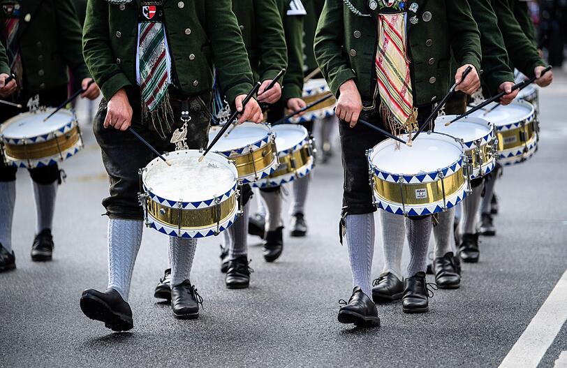 So ein Glück! Rechtzeitig zu Beginn des traditionellen Trachten- und Schützenzuges kam am Sonntag die Sonne raus.