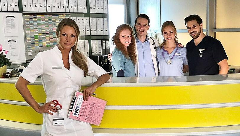 Jana Schölermann (l.) mit ihren Kollegen am Set der RTL-Serie "Nachtschwestern" Jana Schölermann (l.) mit ihren Kollegen am Set der RTL-Serie "Nachtschwestern"