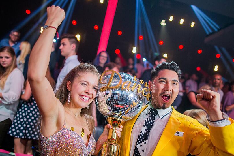 2016 fegte Victoria Swarovski mit Erich Klann über die Bühne und gewann die Staffel. Heute steht sie als Co-Moderatorin neben Daniel Hartwich auf dem "Let's Dance"-Parkett.
