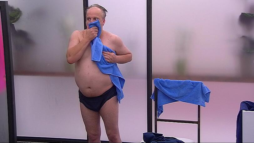 Die Bilder vom Nackt-Duschen bei Promi-Big-Brother 2014...