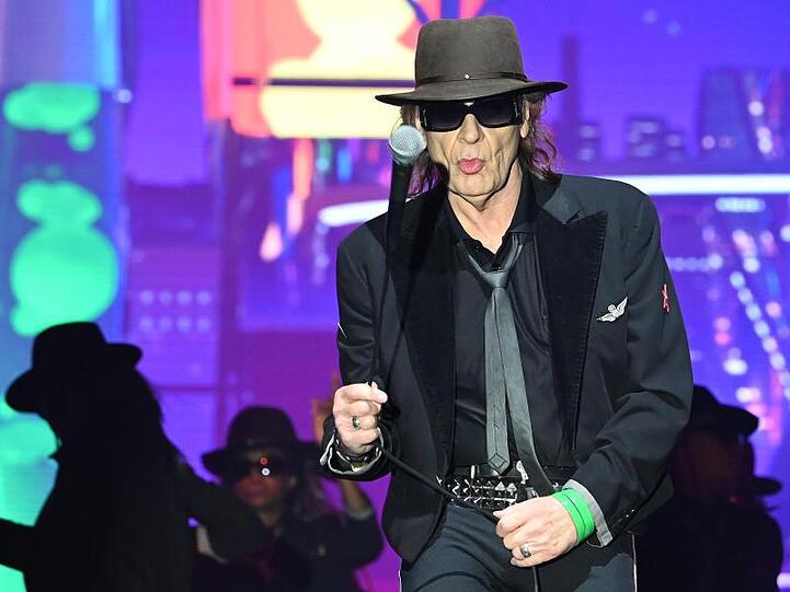 Der Sänger Udo Lindenberg bei seinem Tourneestart auf der Bühne der ÖVB-Arena eine perfekt inszenierte Show geboten.