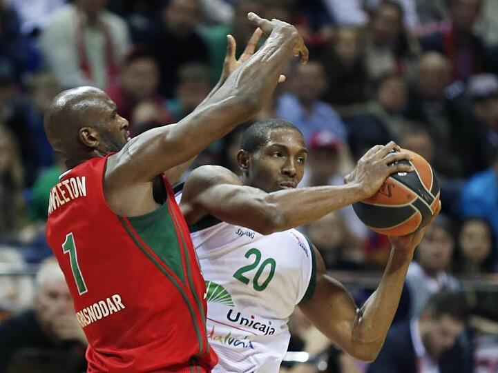 DeMarcus Nelsen (r) in Aktion gegen Chris Singleton. Foto: Yuri Kochetkov/epa/Archivbild