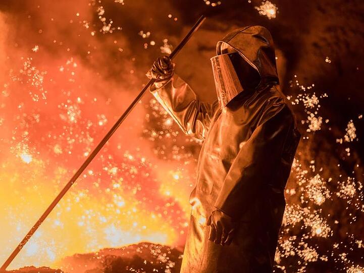 Ein Stahlarbeiter am Hochofen in einem Thyssenkrupp-Werk in Duisburg.