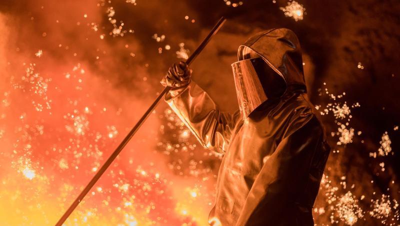 Ein Stahlarbeiter am Hochofen in einem Thyssenkrupp-Werk in Duisburg. Ein Stahlarbeiter am Hochofen in einem Thyssenkrupp-Werk in Duisburg.