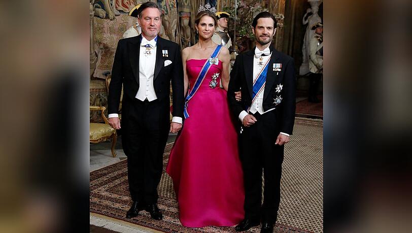 Prinzessin Madeleine Arm in Arm mit Ehemann Chris O'Neill (l.) und ihrem Bruder, Prinz Carl Philip von Schweden.