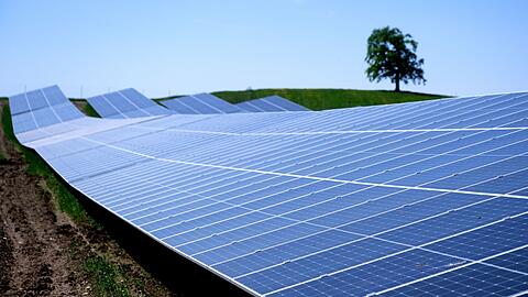 Solarparks wie dieser in der Nähe der Autobahn 95 in Bayern machen knapp ein Drittel der in Deutschland installierten Leistung aus. (Archivbild)
