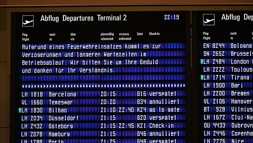 Am Flughafen München ist der Flugbetrieb am Sonntagabend teilweise eingestellt worden. Am Flughafen München ist der Flugbetrieb am Sonntagabend teilweise eingestellt worden.