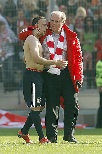 Hier tröstet Hoeneß seinen Top-Einkauf Franck Ribéry im Jahr 2009 in Cottbus nach einem verschossenen Elfmeter.