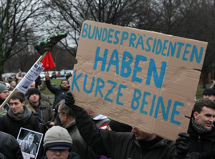 In der arabischen Kultur werden mit dieser Geste Menschen verhöhnt, aber auch Ärger und Verachtung werden so zum Ausdruck gebracht.