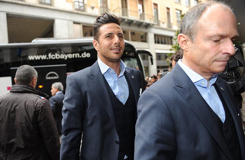 Claudio Pizarro (M) vom Fußball-Bundesligisten FC Bayern München kommt am 09.04.2013 im Teamhotel in Turin (Italien) an.