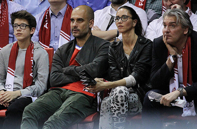 Am Mittwochabend waren Pep Guardiola und Uli Hoeneß zu Gast im Audi Dome. Verhindern konnten sie die Niederlage des FC Bayern aber nicht - gegen die Brose Baskets aus Bamberg liegen die Münchner nun 0:2 zurück.