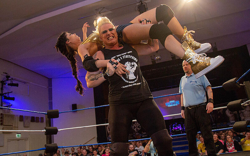Frauen-Wrestling: Micaela Schäfer verletzte sich beim Kampf gegen Alpha Female