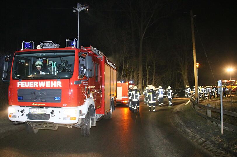 Am Donnerstagabend ist ein Mann auf glatter Straße in den Gegenverkehr geraten und frontal mit dem Auto eines 23-Jährigen zusammengestoßen.