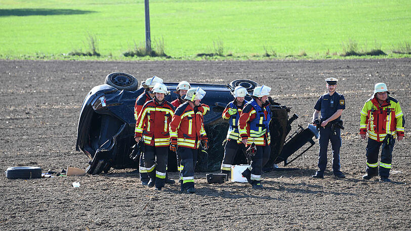 Völlig demoliert liegt der Audi in einem Acker zwischen Velden und Vilsbiburg - Bilder vom Bergungseinsatz.