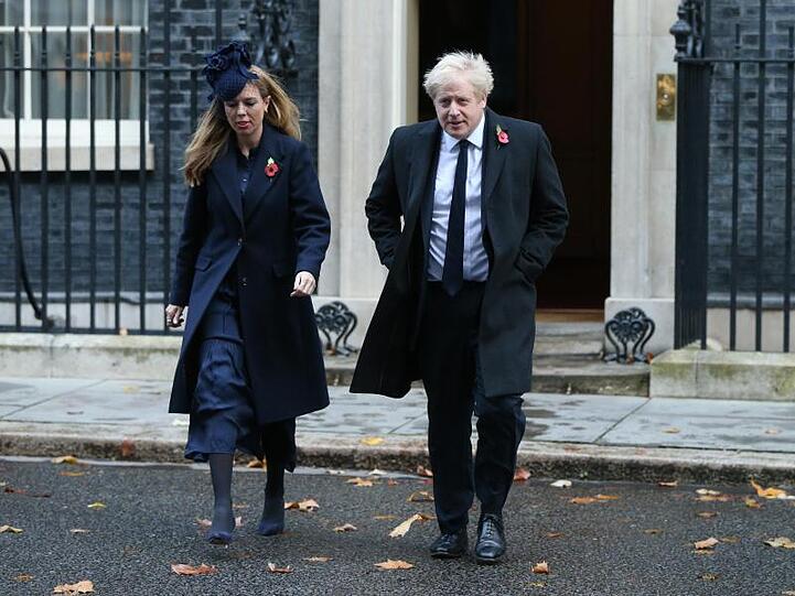 Boris Johnson und seine Freundin Carrie Symonds auf dem Weg zum Gedenkgottesdienst am "Cenotaph Memorial".