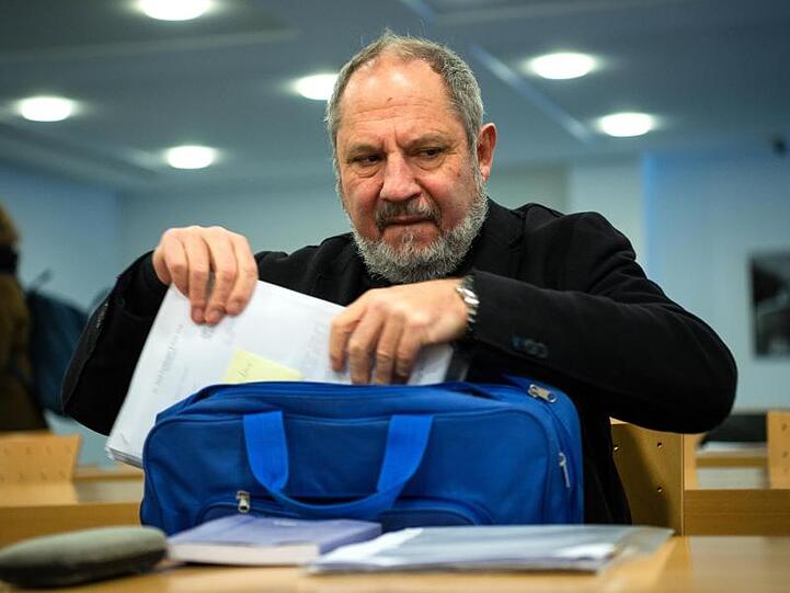 Der ehemalige Präsident der Musikhochschule München, Siegfried Mauser, sitzt vor dem Prozess im Verwaltungsgericht. Foto: Sina Schuldt/dpa