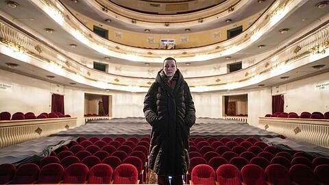 Julia Marukhnenko steht auf der Bühne des Akademischen Drama- und Komödientheaters von Dnipro. Marukhnenko erlebte am 27. März die Bombardierung eines Theaters in Mariupol und versuchte, Erste Hilfe zu leisten.