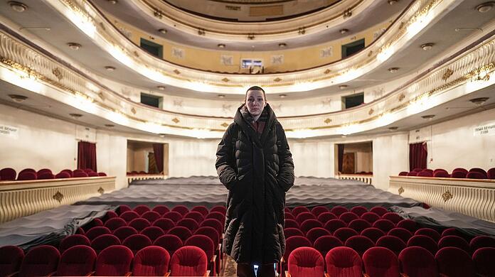 Julia Marukhnenko steht auf der Bühne des Akademischen Drama- und Komödientheaters von Dnipro. Marukhnenko erlebte am 27. März die Bombardierung eines Theaters in Mariupol und versuchte, Erste Hilfe zu leisten.