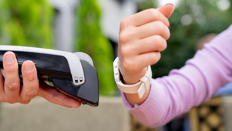 Mittlerweile bezahlen viele Menschen mit ihrer Smartwatch.