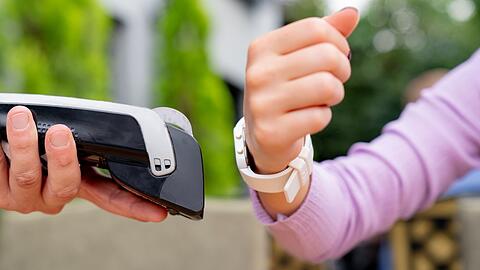 Mittlerweile bezahlen viele Menschen mit ihrer Smartwatch.