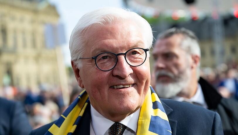 Bundespr&auml;sident Steinmeier tr&auml;gt den offiziellen Katholikentags-Schal.