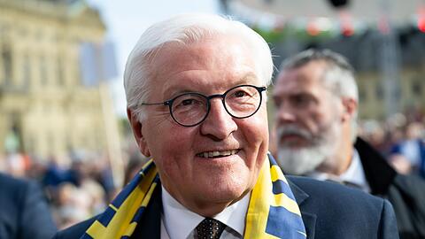 Bundespr&auml;sident Steinmeier tr&auml;gt den offiziellen Katholikentags-Schal.