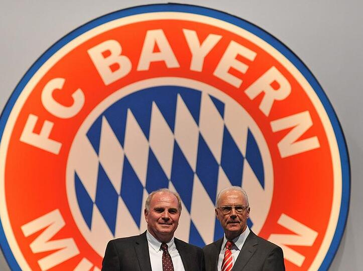 Übergabe beim FC Bayern München: Uli Hoeneß (l.) beerbt  Franz Beckenbauer im Präsidentenamt.