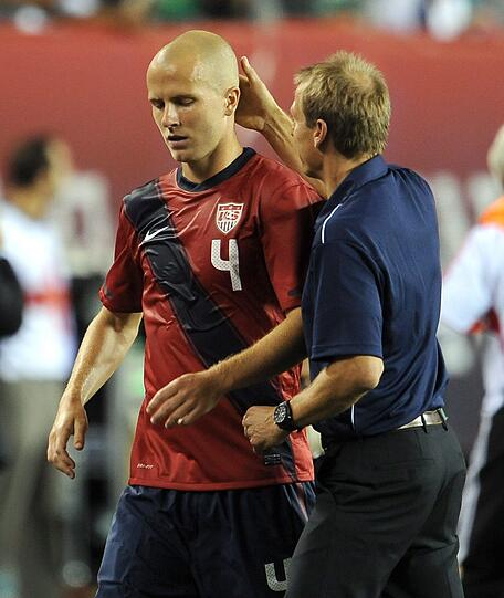 1:1 gegen Mexiko - Beim erstebn Spiel der US-Fußballnationalmannschaft mit Jürgen Klinsmann hüpfte der Coach am Spielfeldrand wie ein Flummi. Die Bilder.