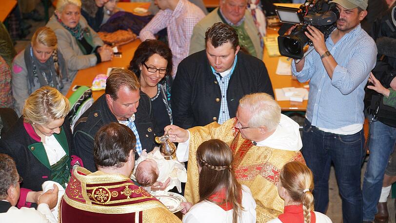 Wiesn-Kindl: Hier wird die kleine Christina getauft. Wiesn-Kindl: Hier wird die kleine Christina getauft.