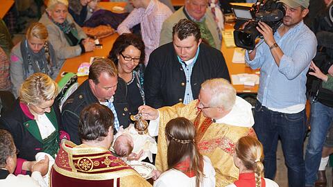 Wiesn-Kindl: Hier wird die kleine Christina getauft.