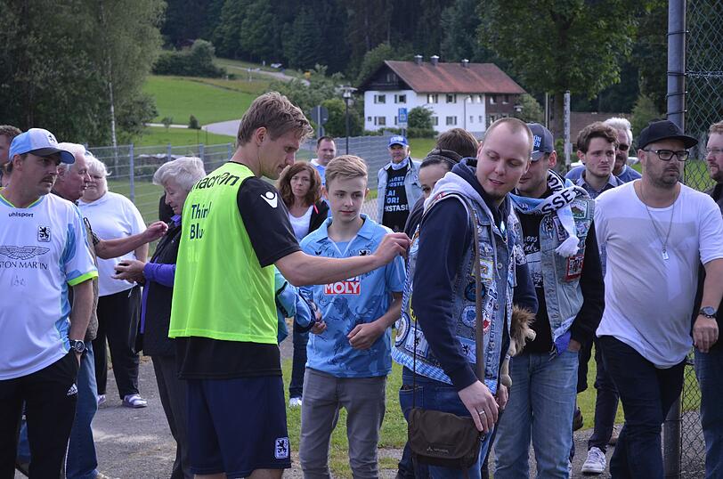 Trainer Torsten Fröhling und Co. in der Saisonvorbereitung bei der Arbeit - der TSV 1860 hat sein erstes Trainingslager in Bodenmais aufgeschlagen.