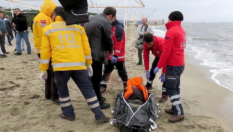 Vor der türkischen Küste sind 19 Flüchtlinge gestorben Vor der türkischen Küste sind 19 Flüchtlinge gestorben