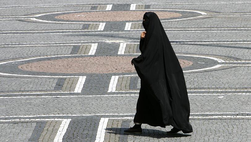 Vertreter der Jungen Union fordern ein Burkaverbot in Bayern. Vertreter der Jungen Union fordern ein Burkaverbot in Bayern.