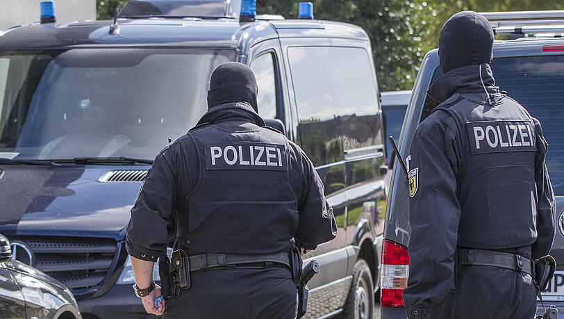 Die bisherigen Ermittlungen ergaben, dass die Chaoten aus den Reihen der Ultraszene um den 1. FC Kaiserslautern stammen. Die bisherigen Ermittlungen ergaben, dass die Chaoten aus den Reihen der Ultraszene um den 1. FC Kaiserslautern stammen.