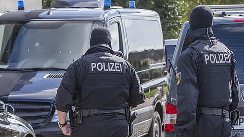 Die bisherigen Ermittlungen ergaben, dass die Chaoten aus den Reihen der Ultraszene um den 1. FC Kaiserslautern stammen.