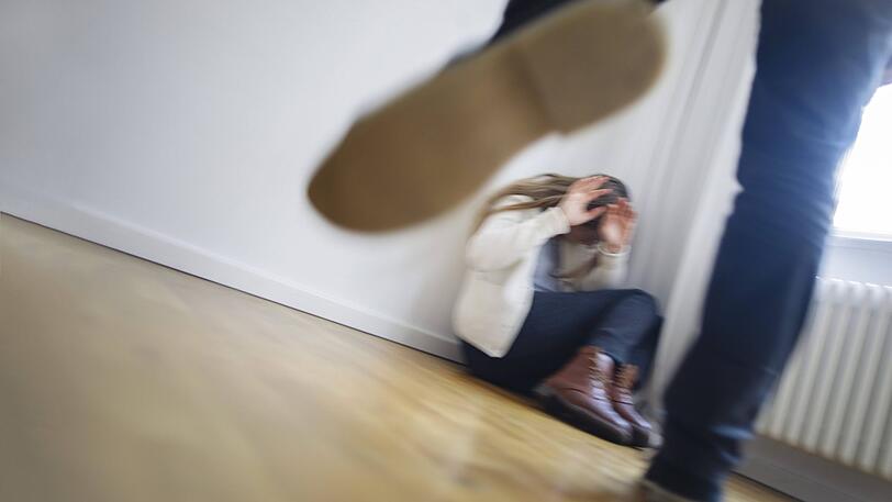 Da viele Paare und Familien wegen der Corona-Krise viel zu Hause sind, rechnet ein Experte mit einem Anstieg häuslicher Gewalt. (Symbolbild)
