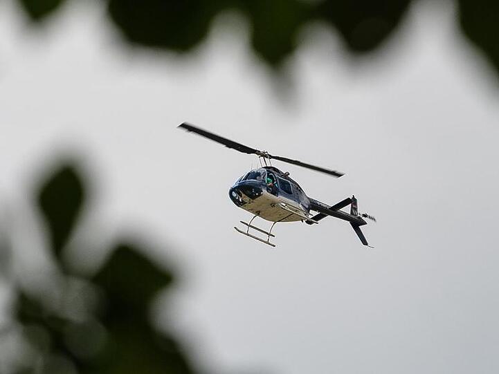 Die Besatzung eines Polizeihubschraubers entdeckte den flüchtigen Unfallfahrer in einem Waldstück neben der Autobahn (Archiv).